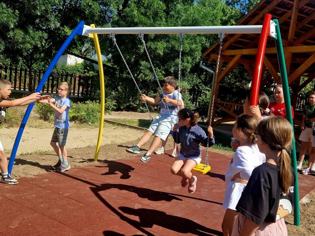 JÁTSZÓTÉR ÉS ÚJ TANTERMEK