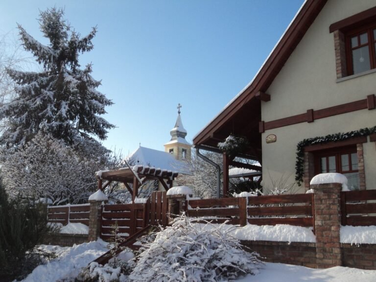 Ófalu im Winter, im Hintergrund die serbische Kirche